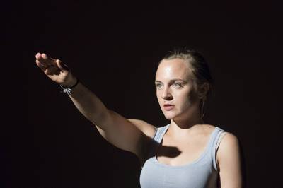 Helyzet kinyújtott karral Helyzet kinyújtott karral