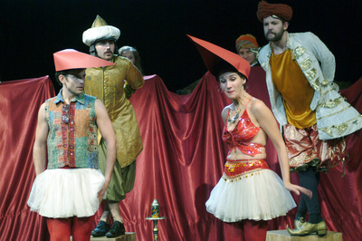 Tovább is van... Tovább is van...